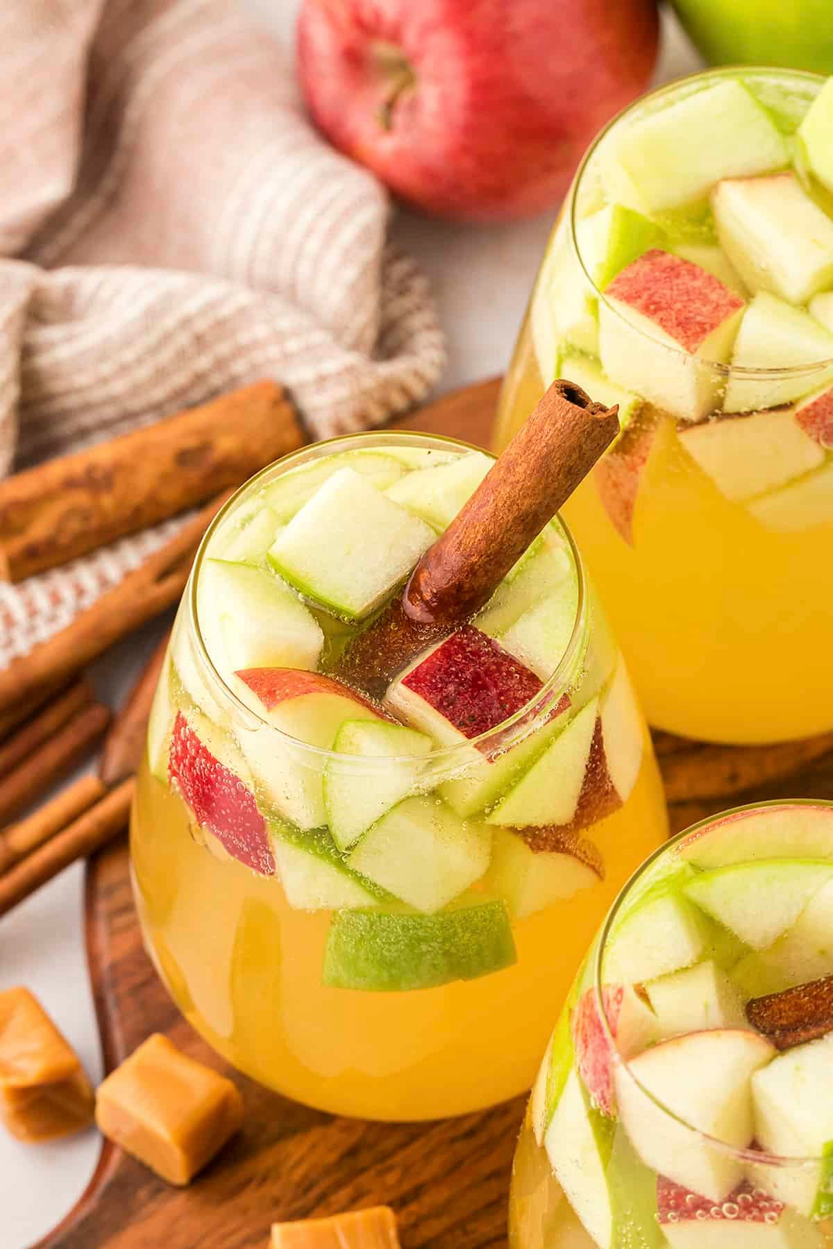 Caramel Apple Sangria (Apple Pie Sangria)